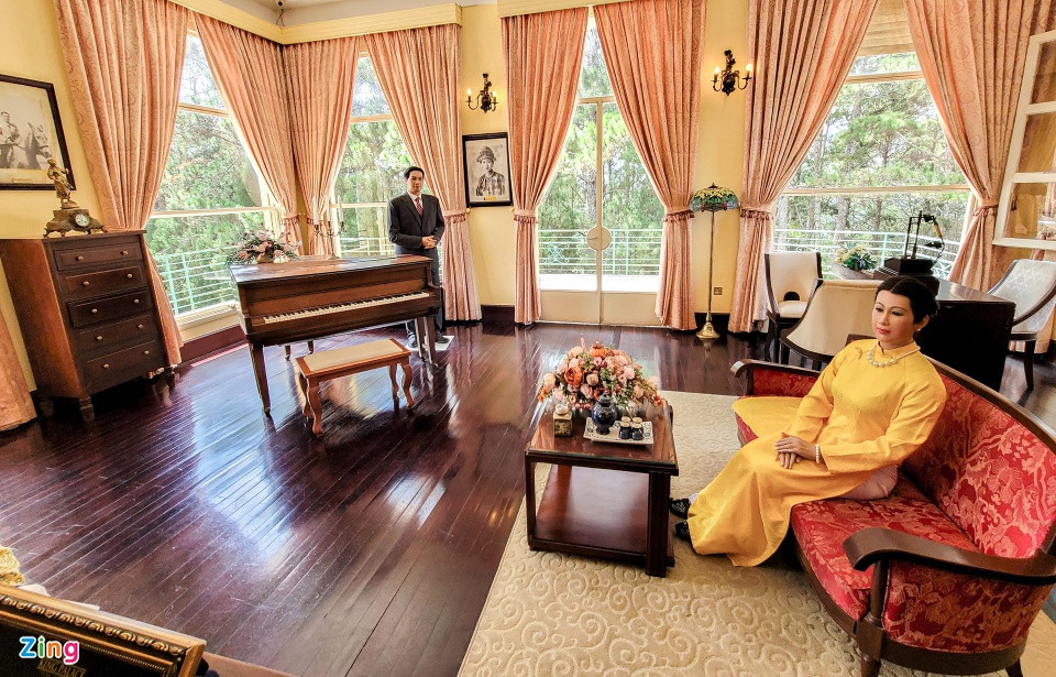 Hai tượng sáp là Hoàng hậu Nam Phương và vua Bảo Đại tại phòng nghỉ. Ảnh: Zing