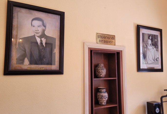 Trong phòng nghỉ này có 1 giá sách là cánh cửa hầm bí mật dẫn ra nơi chiếc trực thăng quân đội đa năng Bell UH-1 Iroquois do Mỹ sản xuất luôn đậu phía sau Dinh I. Ảnh: nguoilaodong