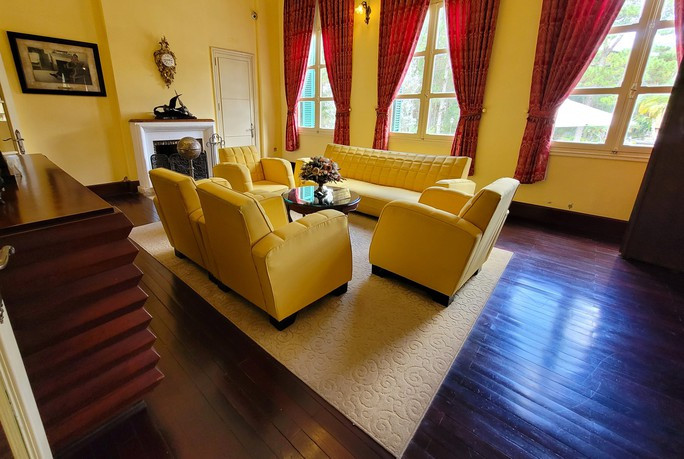 Ngoài phòng khách giữa sảnh thì tầng 1 của Dinh Bảo Đại còn có 2 phòng khách lớn và nhỏ khác tùy theo số lượng khách đến. Nội thất của chủ đạo Dinh I chủ yếu mang màu vàng và rèm cửa đỏ cùng đa số vật dụng là đồ gỗ. Ảnh: nguoilaodong