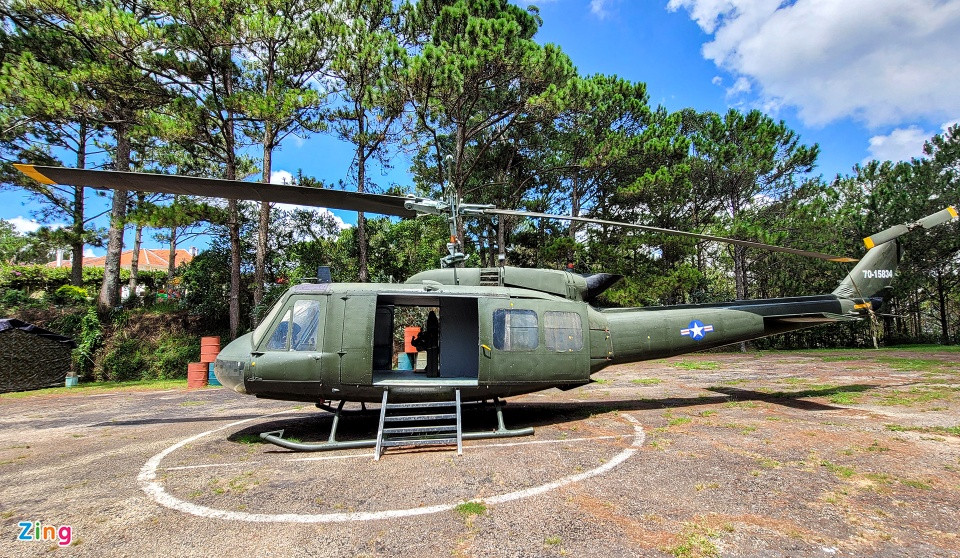 Từ cửa bí mật ra chiếc trực thăng Bell UH-1 Iroquois chưa đến 50 m. Đây là chiếc trực thăng do Mỹ sản xuất và còn giữ gần như nguyên bản để trưng bày. Ảnh: Zing