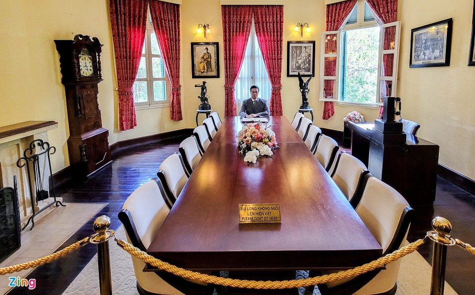 Phòng làm việc của vua Bảo Đại ở tầng 1 của Dinh I. Trong ảnh là tượng sáp mô phỏng quốc trưởng Bảo Đại. Ảnh: Zing