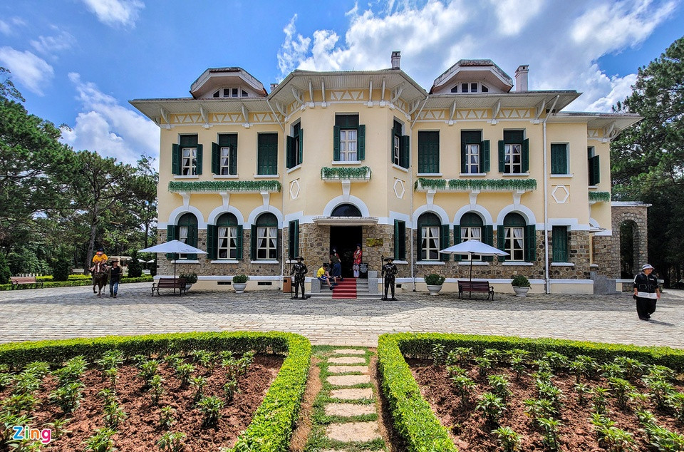 Tòa nhà chính trong Dinh I là ngôi biệt thự rộng hơn 800 m2 gồm 1 tầng hầm, tầng trệt và 1 tầng lầu với 12 phòng lớn nhỏ phục vụ làm việc, sinh hoạt, nghỉ ngơi của gia đình cựu hoàng và người thân tín. Ảnh: Zing