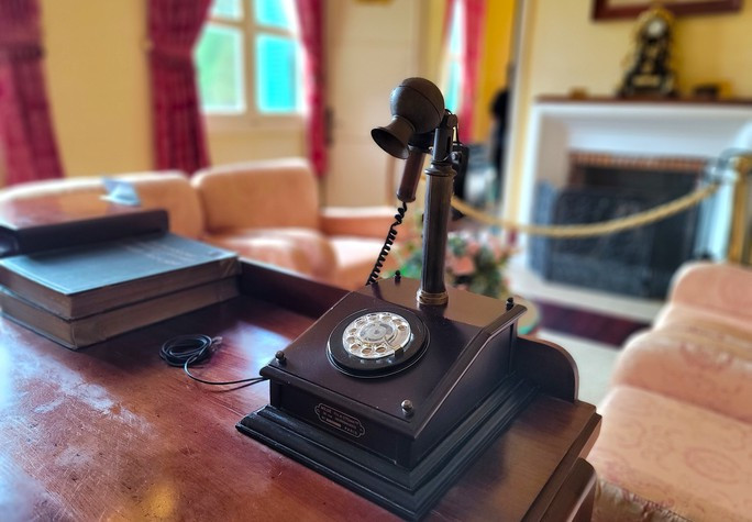 Chiếc điện thoại bàn được trưng bày trong phòng làm việc của ông Nguyễn Đệ, nguyên là Đổng lý Văn võ phòng Quốc trưởng Bảo Đại - Khâm mạng Hoàng đế, ở tầng trệt. Ảnh: nguoilaodong