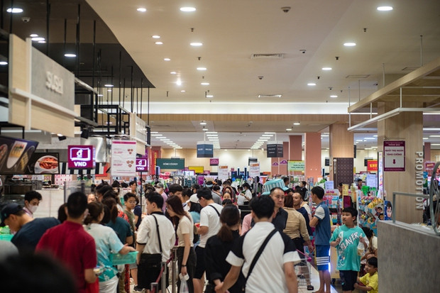 Lượng khách đến TTTM AEON Mall Long Biên gia tăng đáng kể trong nhiều ngày qua, chủ yếu là người dân vào tránh nắng nóng vì cắt điện. (Ảnh: Tổ Quốc).