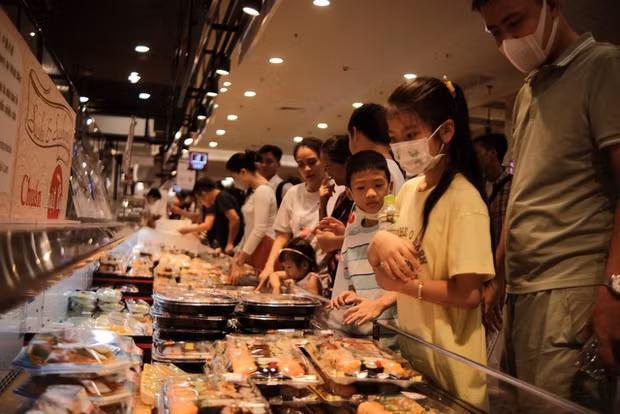 Các quầy hàng của TTTM trong tình trạng đông đúc, nhất là các quầy đồ ăn, đồ uống giải khát. (Ảnh: Tổ Quốc).