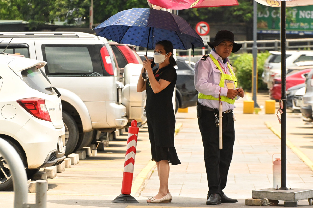 Dự báo nắng nóng gay gắt còn tiếp diễn, để tránh quá tải cục bộ gây gián đoạn việc cung cấp điện, Tổng Công ty điện lực Việt Nam khuyến cáo sử dụng điện tiết kiệm, hiệu quả. (Ảnh: Vietnamnet).