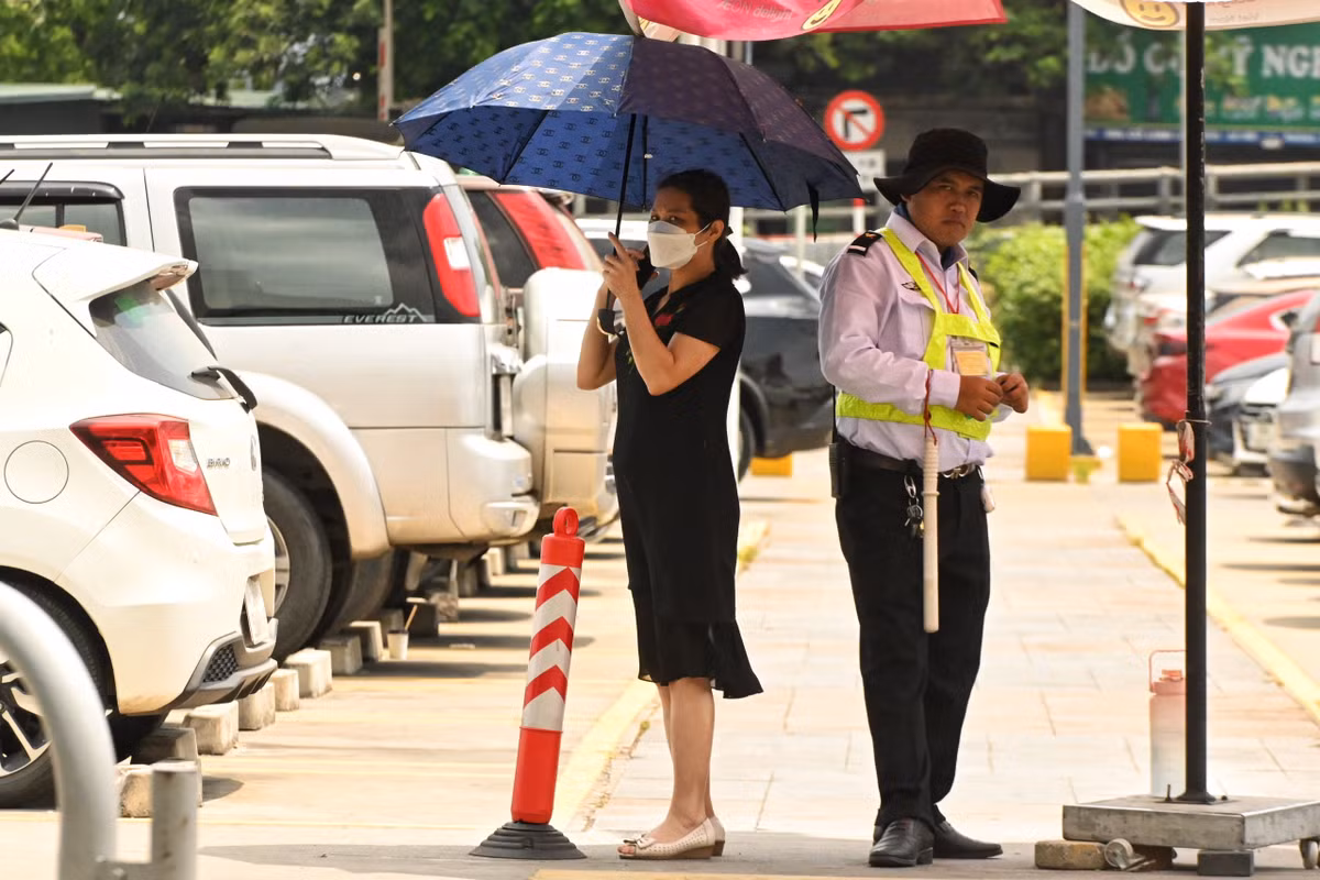 Dự báo nắng nóng gay gắt còn tiếp diễn, để tránh quá tải cục bộ gây gián đoạn việc cung cấp điện, Tổng Công ty điện lực Việt Nam khuyến cáo sử dụng điện tiết kiệm, hiệu quả. (Ảnh: Vietnamnet).