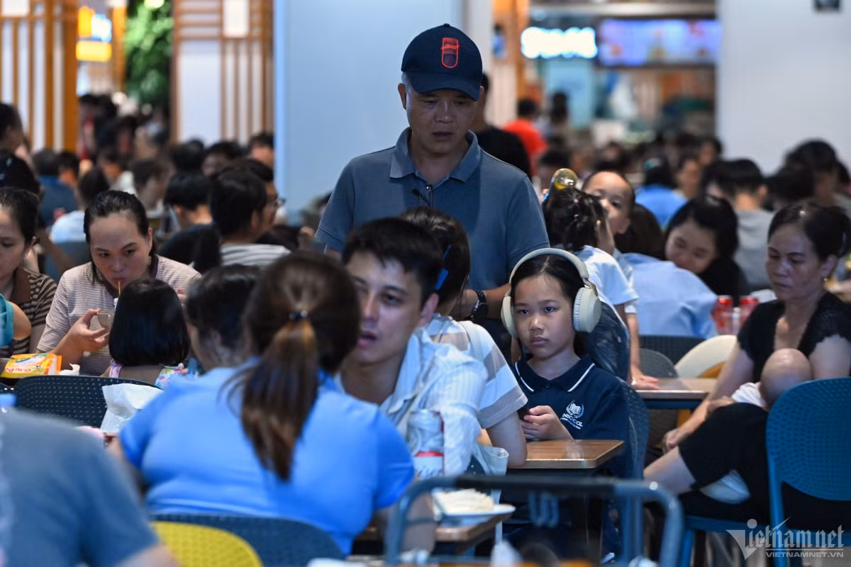 Khu vực ăn uống kín bàn ăn. Nhiều người phải chờ có chỗ trống từ phía ngoài, khi nhân viên gọi mới được vào. (Ảnh: Vietnamnet).