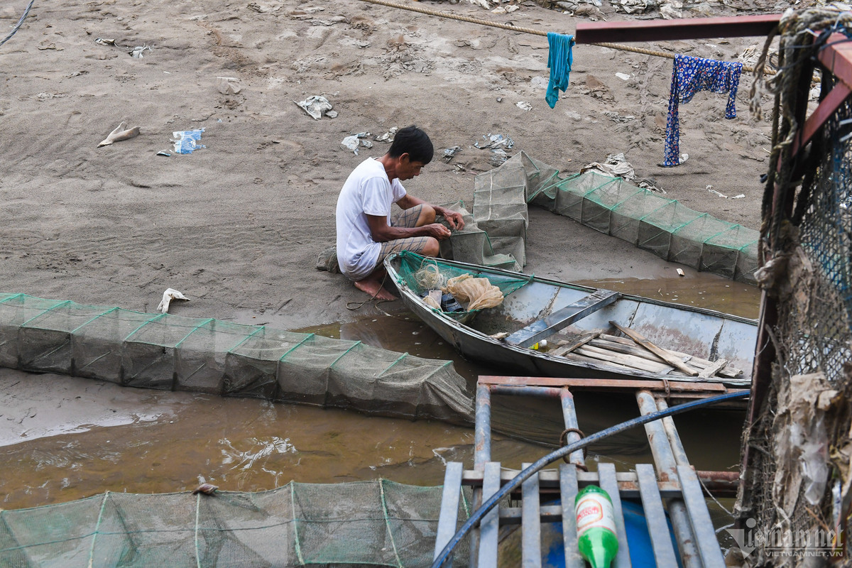 Số lượng cá tôm đánh bắt tự nhiên cũng giảm đi nhiều khi sông cạn nước. Việc di chuyển bằng đường thủy tại nhiều đoạn gặp khó khăn. Không hiếm cảnh thuyền bè mắc cạn, nằm im một chỗ.