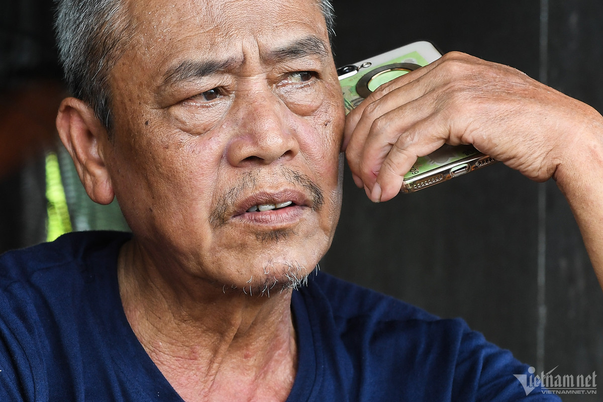 Ông Trần Văn Hướng (người dân nuôi cá lồng) tỏ ra rất sốt ruột, điện thoại của ông reo liên tục khi người thân, thương lái... gọi điện để hỏi thăm tình hình mấy bè cá. "63 năm cuộc đời chưa từng thấy sông Đà trơ đáy như này. Cũng may trời thương, năm nay mùa khô luồng nước lại chạy về phía bờ bên này nên đến giờ chưa có thiệt hại gì. Nếu nước đổi luồng hoặc lòng sông tiếp tục rút thêm thì khả năng là mất, mất trắng cũng không chừng", ông lo lắng.