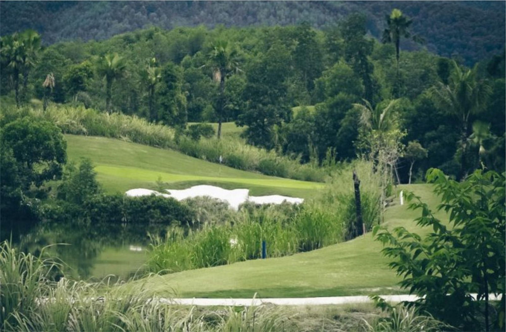 Chủ đầu tư dự án là Công ty CP sân golf Ngôi sao Yên Bái đã khởi công công trình vào năm 2015 khi chưa có mặt bằng xây dựng, chưa có giấy phép xây dựng. Trong khi đến ngày 25/4/2019, Sở Xây dựng mới cấp giấy phép xây dựng cho các hạng mục san nền, giao thông, cổng chính, nhà bảo vệ, cổng phụ, tường rào, bãi đậu xe khách. (Ảnh: golfbooking.com.vn).