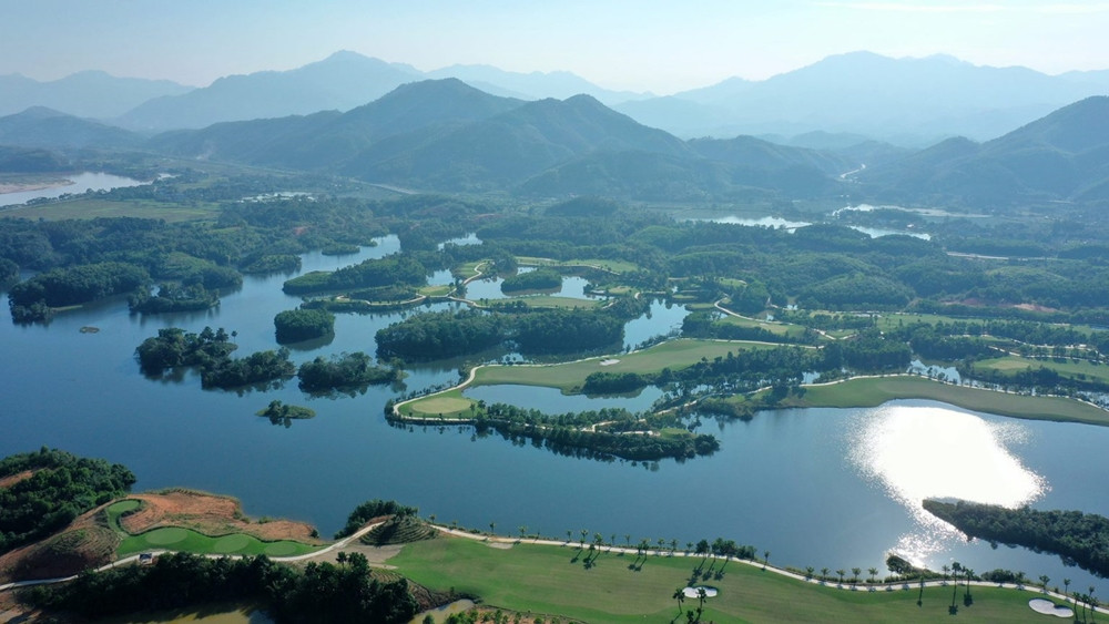 TTCP cũng chỉ ra rằng, quy hoạch có bổ sung cơ cấu chức năng sử dụng đất tại một số ô đất nằm trong khu vực sân golf thành đất biệt thự là chưa phù hợp với quy hoạch sân golf Việt Nam đến năm 2020 đã được Thủ tướng phê duyệt. (Ảnh: yenbaistargolf.vn).