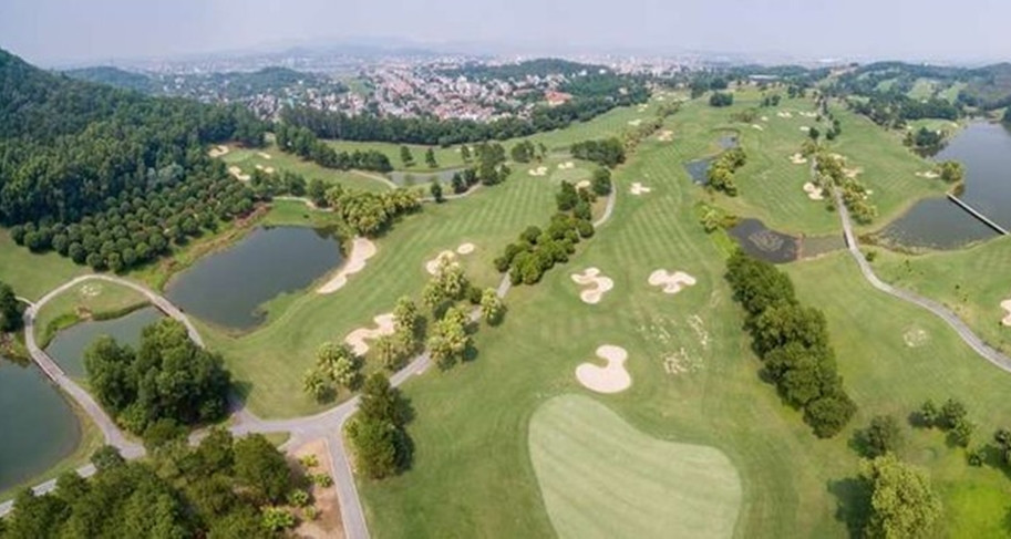 Đến thời điểm tháng 11/2014, UBND tỉnh Yên Bái cấp giấy chứng nhận đầu tư lần đầu cho Công ty CP sân golf Ngôi sao Yên Bái thực hiện dự án tổ hợp sân golf Ngôi sao Yên Bái tại khu vực hồ Đầm Hậu (huyện Trấn Yên), nhưng chưa được Bộ Kế hoạch và Đầu tư thẩm định. (Ảnh: Golftimes.vn).