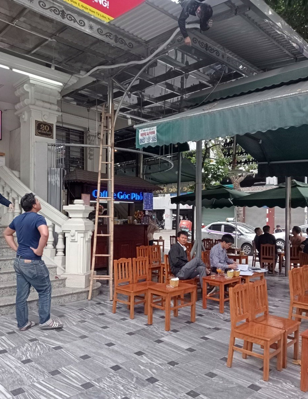 Hà Nội: Hàng quán lấn chiếm vỉa hè, biệt thự đua nhau cơi nới ở KĐT Mỹ Đình 2 - Hình 4 Ha Noi: Hang quan lan chiem via he, biet thu dua nhau coi noi o KDT My Dinh 2-Hinh-4