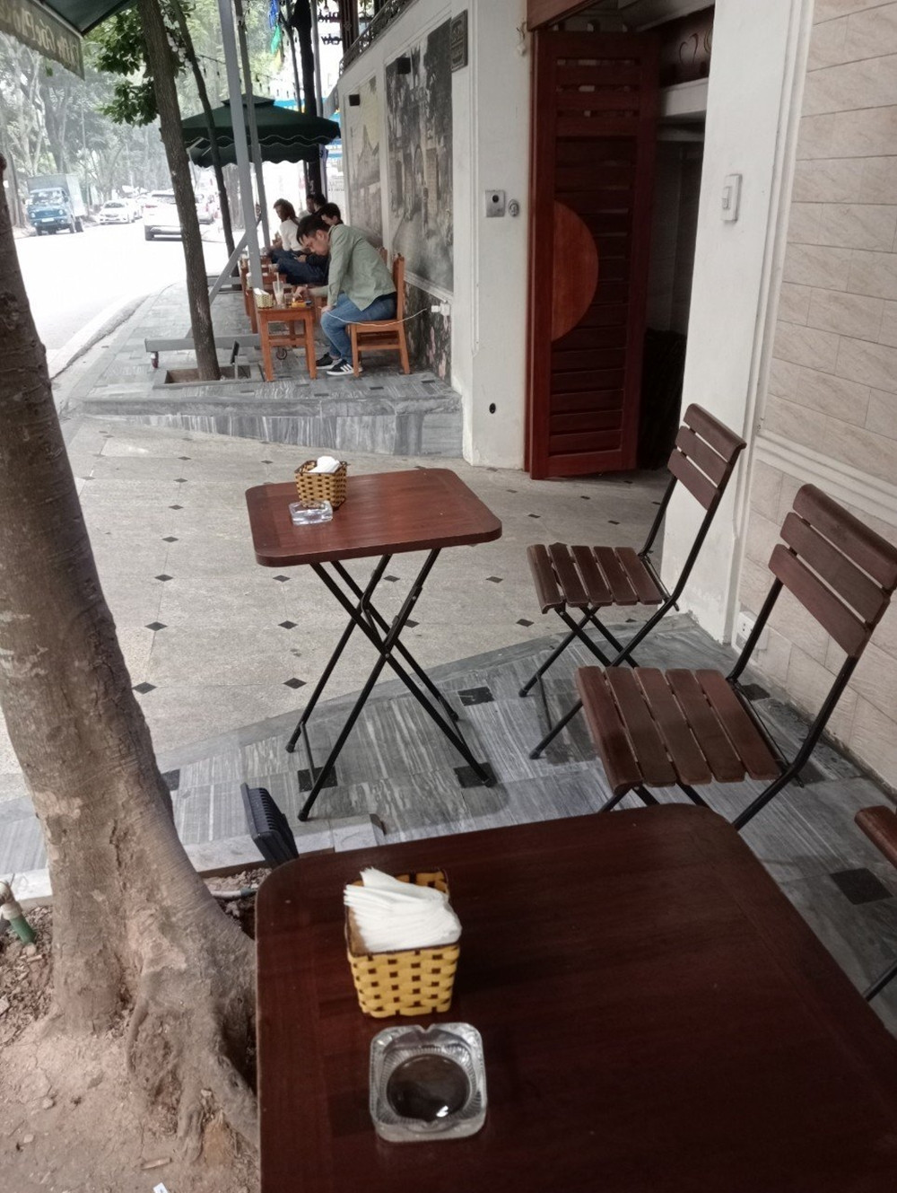 Hà Nội: Hàng quán lấn chiếm vỉa hè, biệt thự đua nhau cơi nới ở KĐT Mỹ Đình 2 - Hình 5 Ha Noi: Hang quan lan chiem via he, biet thu dua nhau coi noi o KDT My Dinh 2-Hinh-5