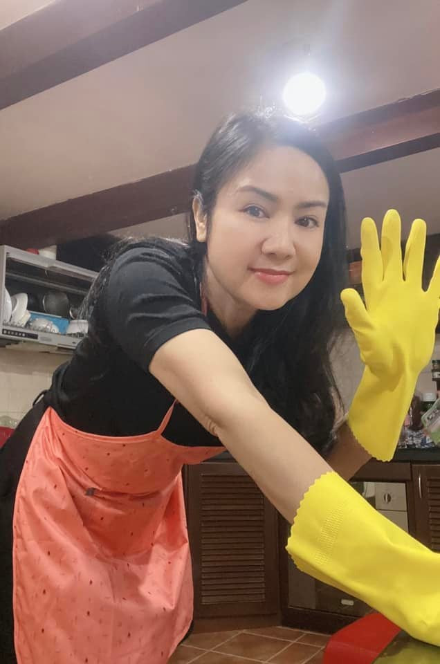 NSND Thu Hà cho biết, bản thân không bị áp lực bởi việc phải giữ gìn nhan sắc, hào quang của sự nổi tiếng. Sau những vai diễn, trở về cuộc sống đời thường chị cũng bình dị như bao người phụ nữ khác, cũng đi chợ, đi chơi và ăn mặc rất bình thường (Ảnh: Facebook nhân vật).