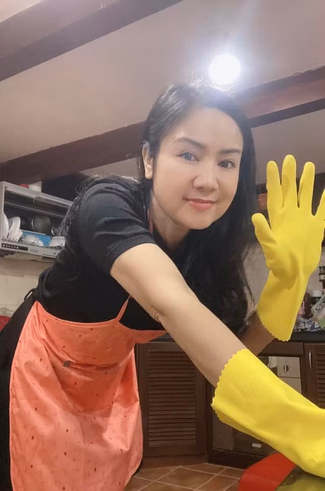 NSND Thu Hà cho biết, bản thân không bị áp lực bởi việc phải giữ gìn nhan sắc, hào quang của sự nổi tiếng. Sau những vai diễn, trở về cuộc sống đời thường chị cũng bình dị như bao người phụ nữ khác, cũng đi chợ, đi chơi và ăn mặc rất bình thường (Ảnh: Facebook nhân vật).