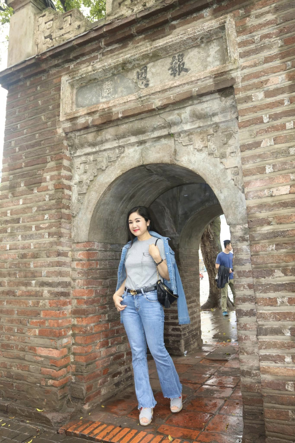 Dù đã bước vào tuổi 54, nhưng NSND Thu Hà vẫn giữ được sắc vóc trẻ trung. Trên trang cá nhân, chị hay chia sẻ những bức ảnh đời thường, với trang phục năng động quần jeans, áo phông (Ảnh: Facebook nhân vật).