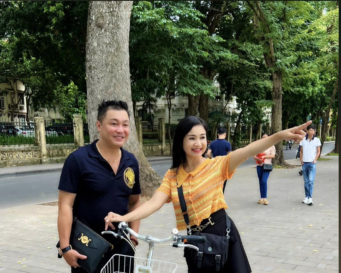 Chị nói: "Sau khi phim hoàn thành thì anh em thân thiết với nhau hơn. Anh Lý Hùng ra Hà Nội vẫn gặp tôi, anh em vẫn hàn huyên tâm sự, kể về kỷ niệm đóng phim ngày trước. Anh Lý Hùng là người dễ tính, thoải mái. Đó là một tình bạn đẹp. Tôi luôn trân trọng những mối quan hệ tình thân như vậy... Nếu có điều kiện, tôi cũng mong mình và anh Lý Hùng có thể cùng nhau làm phim, diễn xuất với nhau như ngày xưa..." (Ảnh: Facebook nhân vật).