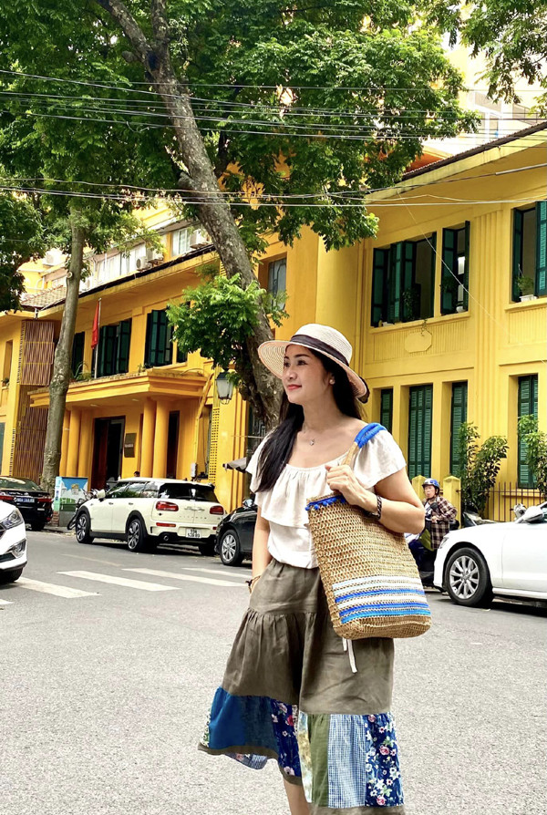 Về sự nghiệp, NSND Thu Hà khá thành công nhưng chị lại kín tiếng về cuộc sống hôn nhân. Hiện chị hạnh phúc cùng người chồng thứ 2 là doanh nhân hơn chị 15 tuổi. Chị quan niệm, trong hôn nhân, quan trọng nhất là tình yêu. Chị nói ở tuổi này, bản thân đủ trải nghiệm để tin rằng cuộc sống vợ chồng cần tình yêu. Mọi thứ đều phải yêu sau đó mới đến thương, đến nghĩa (Ảnh: Facebook nhân vật).