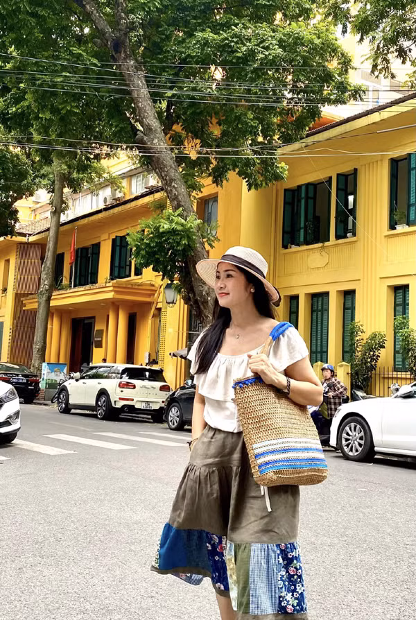 Về sự nghiệp, NSND Thu Hà khá thành công nhưng chị lại kín tiếng về cuộc sống hôn nhân. Hiện chị hạnh phúc cùng người chồng thứ 2 là doanh nhân hơn chị 15 tuổi. Chị quan niệm, trong hôn nhân, quan trọng nhất là tình yêu. Chị nói ở tuổi này, bản thân đủ trải nghiệm để tin rằng cuộc sống vợ chồng cần tình yêu. Mọi thứ đều phải yêu sau đó mới đến thương, đến nghĩa (Ảnh: Facebook nhân vật).