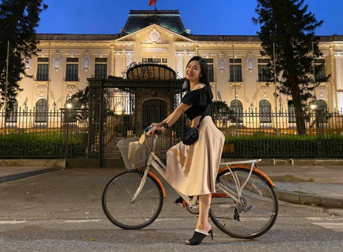 Chia sẻ về lý do luôn giữ được sự trẻ trung, NSND Thu Hà cho phóng viên Dân trí biết, hàng ngày chị vẫn đều đặn tập thể thao, chạy bộ quanh hồ Tây mỗi sáng hoặc đạp xe. Nữ nghệ sĩ không tốn tiền đến spa, hay thẩm mỹ. Tất cả mọi thứ đến tự nhiên nhưng bền bỉ (Ảnh: Facebook nhân vật).