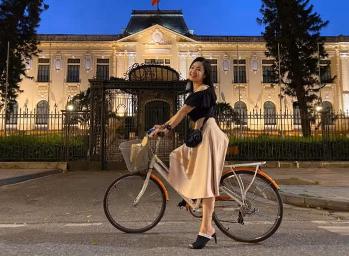 Chia sẻ về lý do luôn giữ được sự trẻ trung, NSND Thu Hà cho phóng viên Dân trí biết, hàng ngày chị vẫn đều đặn tập thể thao, chạy bộ quanh hồ Tây mỗi sáng hoặc đạp xe. Nữ nghệ sĩ không tốn tiền đến spa, hay thẩm mỹ. Tất cả mọi thứ đến tự nhiên nhưng bền bỉ (Ảnh: Facebook nhân vật).