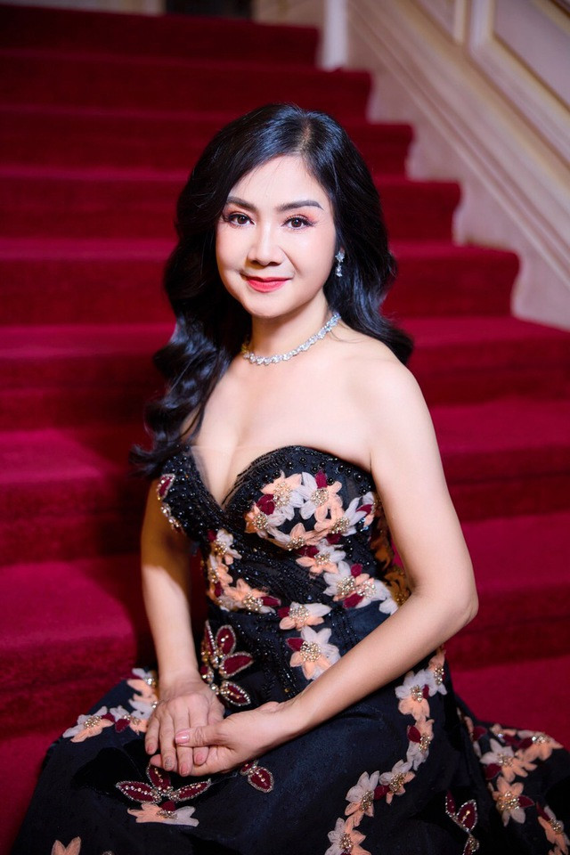 Nữ nghệ sĩ cũng chuẩn bị tâm lý để trở thành mẹ chồng xì tin, để các con tự quyết mà không tham gia sâu vào quyết định của các con. "Thế hệ con dâu tương lai của tôi có lẽ sẽ rất trẻ, mọi chuyện nên để con tự quyết, không can thiệp nhiều. Có những thứ càng gần càng xa, chi bằng mình sẽ theo xu hướng hiện đại, tôn trọng để các con tự sắp xếp cuộc sống gia đình", chị tâm sự.