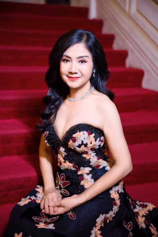 Nữ nghệ sĩ cũng chuẩn bị tâm lý để trở thành mẹ chồng xì tin, để các con tự quyết mà không tham gia sâu vào quyết định của các con. "Thế hệ con dâu tương lai của tôi có lẽ sẽ rất trẻ, mọi chuyện nên để con tự quyết, không can thiệp nhiều. Có những thứ càng gần càng xa, chi bằng mình sẽ theo xu hướng hiện đại, tôn trọng để các con tự sắp xếp cuộc sống gia đình", chị tâm sự.