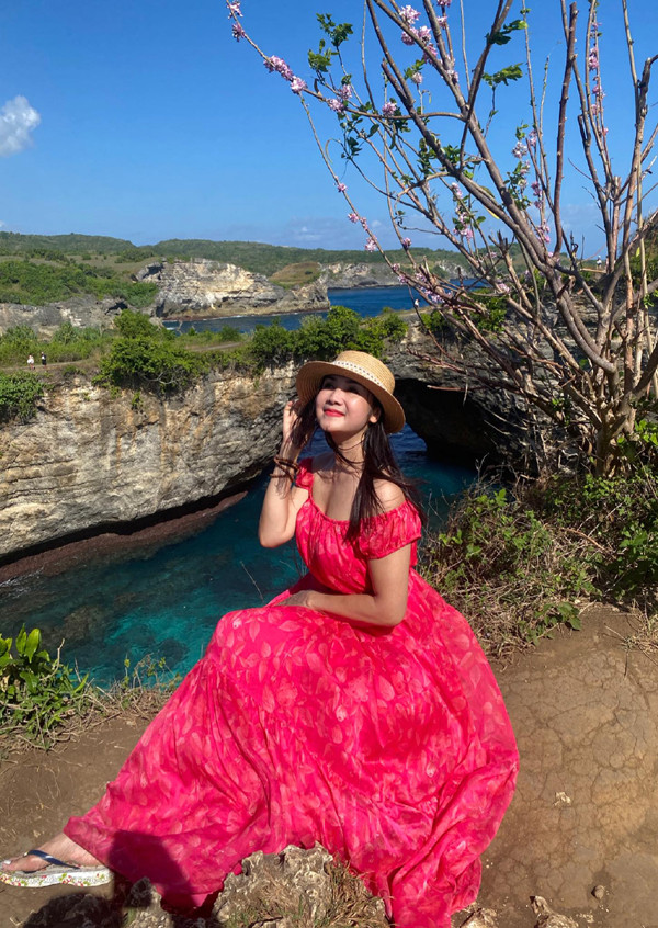 Người đẹp gốc Tuyên Quang luôn thấy tràn đầy năng lượng vì làm việc hết mình: "Tôi làm nghệ thuật, nên sống ở môi trường luôn có tiếng cười đùa. Ở nhà hát, tôi gần như không có khoảng cách với diễn viên trẻ. Tinh thần của mình là đến cơ quan hòa nhập với các bạn trẻ, mình sẽ thấy trẻ ra và học hỏi ở các cháu được nhiều. Điều đó giống như nguồn năng lượng cho mình. Ở nhà, con còn nhỏ nên cần phải hòa vào đời sống của con" (Ảnh: Facebook nhân vật).