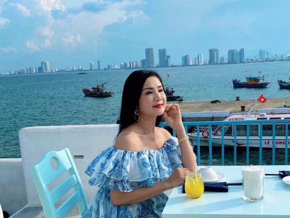 Ngoài diễn sân khấu, hàng ngày NSND Thu Hà dành phần lớn thời gian chăm lo cho tổ ấm. Nếu có thời gian, chị thích đi uống cà phê, trà đá với bạn bè và hàng xóm ở khu phố (Ảnh: Facebook nhân vật).