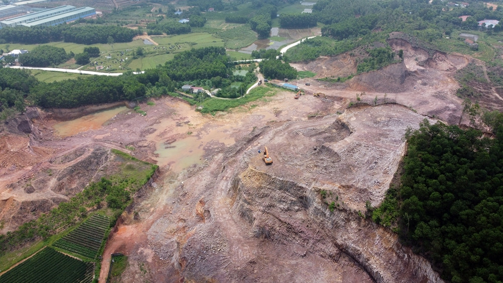 Ngày 15/6, ghi nhận của PV cho thấy tại khu vực mỏ đất Núi Đậu không có dấu hiệu của hoạt động khai thác, chỉ có một vài chiếc máy xúc đang nằm im.