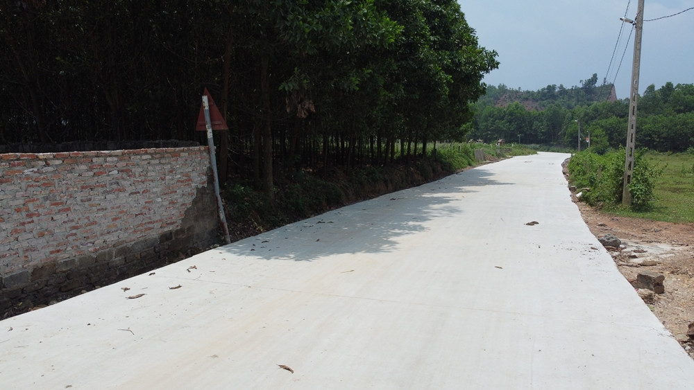 Theo ông Nguyễn Văn Cường - Giám đốc Công ty Cường Đại, mỏ đất Núi Đậu đang tạm dừng hoạt động khoảng 20 ngày để doanh nghiệp này đổ bê tông tuyến đường vào mỏ.