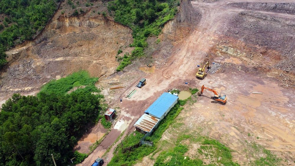 Đường chính dẫn vào khu vực mỏ đất Núi Đậu của Công ty Cường Đại.