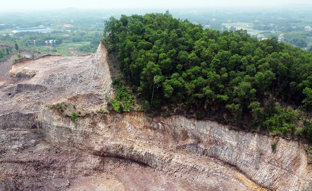 Một góc mỏ đất Núi Đậu mà Công ty Cường Đại được phép khai thác.