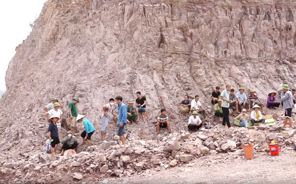 Đỉnh điểm vào ngày 11/6, sau khi phát hiện một số người và máy xúc của Công ty Cường Đại lên khu vực đồi trồng cây của gia đình bà Lưu Thị Bài (xóm Chằm 7A, xã Minh Đức) để san gạt, dù khu đất này chưa được công ty kiểm đếm, đền bù GPMB, người dân đã kéo nhau đến tạm giữ máy xúc và báo chính quyền địa phương. Đến sáng ngày 12/6, có khoảng 30 người dân địa phương tập trung đến khu vực mỏ đất Núi Đậu.