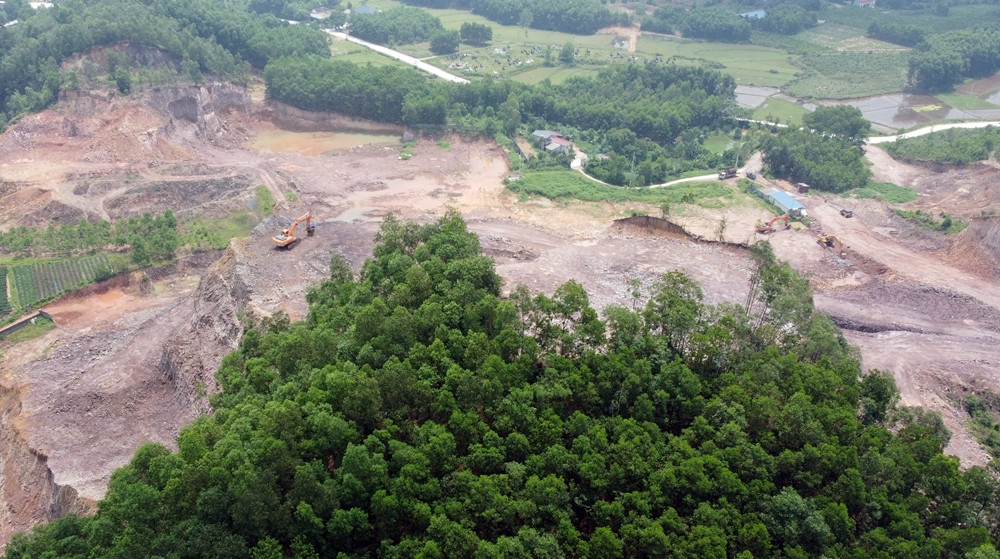 Đối với Công ty Cường Đại, TP Phổ Yên yêu cầu doanh nghiệp chỉ được khai thác khoáng sản trong phạm vi diện tích được chuyển mục đích sang thuê đất tại quyết định số 2173/QĐ-UBND ngày 28/6/2021 của UBND tỉnh Thái Nguyên là 1,24ha. Có trách nhiệm bồi thường cây cối, hoa màu và tài sản mà công ty đã khai thác vào phần đất chưa thỏa thuận được với các hộ dân.