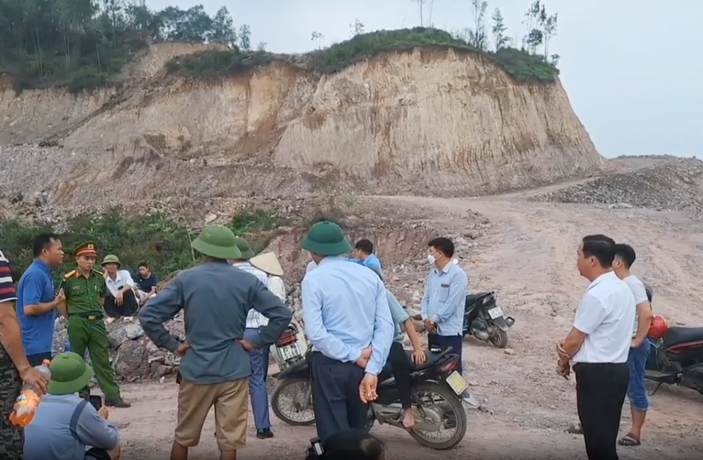 Ngày 15/6, trao đổi với PV Tri thức và Cuộc sống về sự việc, ông Trần Xuân Trường - Phó Chủ tịch thường trực UBND TP Phổ Yên, cho biết ngày 12/6, đại diện chính quyền địa phương và các cơ quan chức năng của TP Phổ Yên đã có mặt tại mỏ đất Núi Đậu để lập biên bản sự việc.