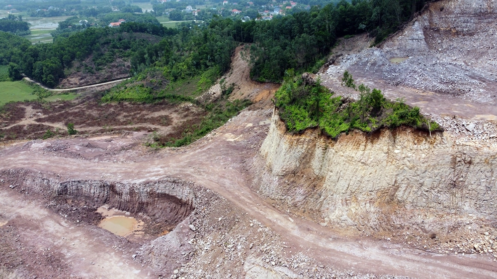 Theo biên bản sự việc, diện tích đã bị máy xúc san gạt trên mảnh đất của gia đình bà Lưu Thị Bài khoảng 480m2. Trên đất có nhiều cây bạch đàn (tái sinh) khoảng 5-6 năm tuổi bị vùi lấp, đổ gãy.