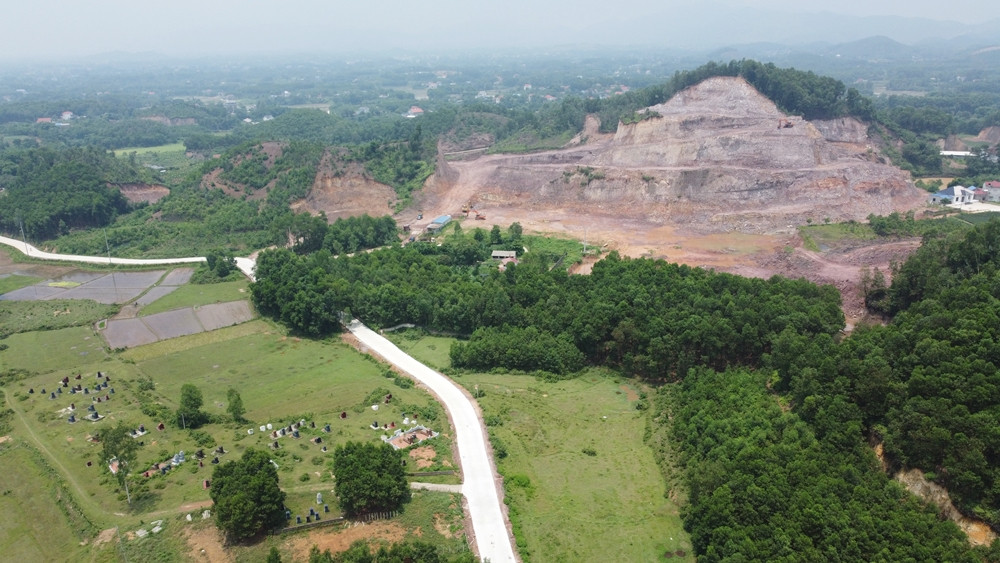 Mỏ đất Núi Đậu tại xã Minh Đức (TP Phổ Yên, tỉnh Thái Nguyên) được UBND tỉnh Thái Nguyên chấp thuận chủ trương đầu tư cho Công ty TNHH Cường Đại (Công ty Cường Đại) từ năm 2019, với diện tích được cấp phép là 28,44ha, thời hạn khai thác 15 năm.