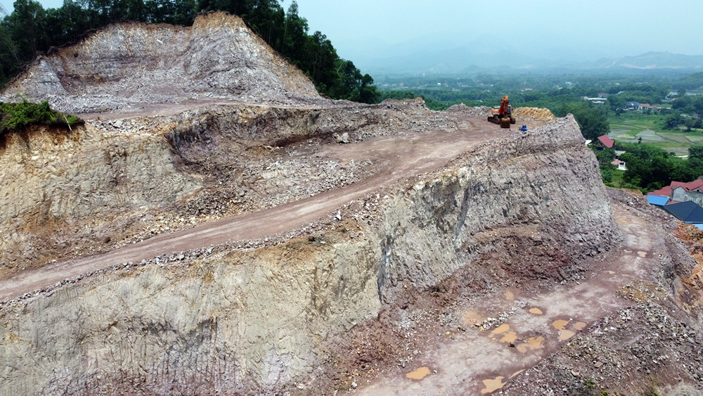 Tiếp đó, ngày 16/4/2020, UBND tỉnh Thái Nguyên cấp giấy phép khai thác khoáng sản số 1020/GP-UBND cho Công ty Cường Đại với quy mô diện tích là 14,47 ha, trữ lượng tổng thể 1.984m3, trữ lượng khai thác hàng năm là 135.000m3. Đến nay, công ty mới được UBND tỉnh cho phép chuyển mục đích sang thuê đất để sử dụng vào mục đích khai thác mỏ đất san lấp là 1,4ha.