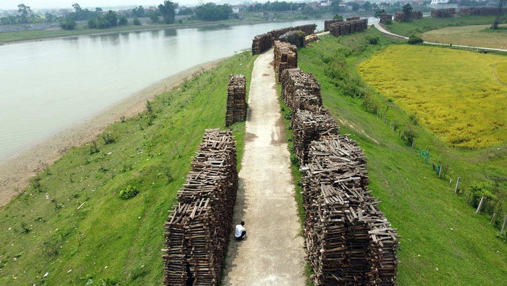 Theo phản ánh của người dân, tình trạng chiếm dụng đường đê sông Cầu, khu vực làng nghề Phù Lãng (Phù Lãng, thị xã Quế Võ, tỉnh Bắc Ninh) để làm nơi phơi củi đã diễn ra từ lâu, nhưng đến nay vẫn không thấy chính quyền địa phương có giải pháp ngăn chặn, xử lý dứt điểm.