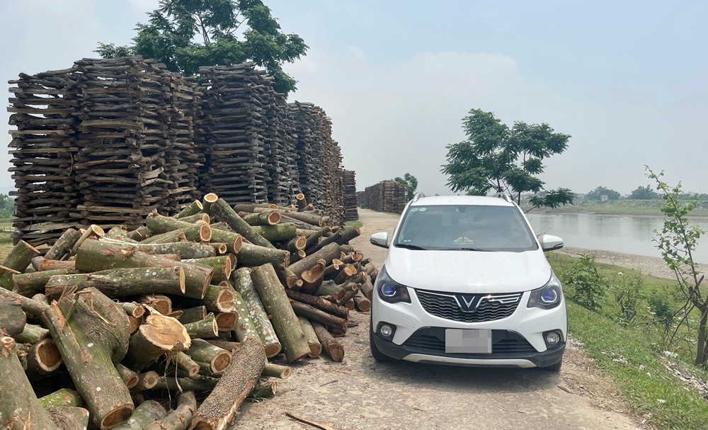 Người dân và các phương tiện di chuyển qua khu vực rất khó khăn.