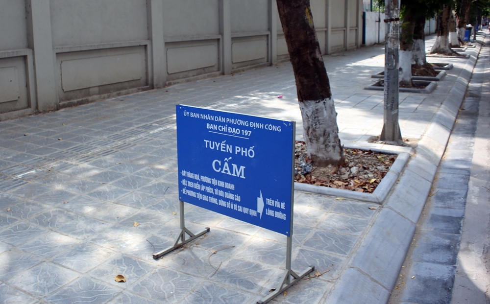Những biển thông báo "Cấm bày hàng hóa, phương tiện kinh doanh... trên vỉa hè, lòng đường" của phường được đặt ở nhiều tuyến phố, nâng cao nhận thức của người dân.