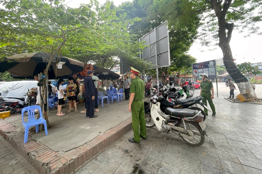 Phường Định Công kiên quyết xóa bỏ các điểm hè phố, lòng đường bị chiếm dụng trái phép để làm nơi kinh doanh buôn bán, trông giữ phương tiện, trả lại nguyên trạng hè phố với phương châm “giành lại vỉa hè phong quang, sạch đẹp cho người đi bộ”.