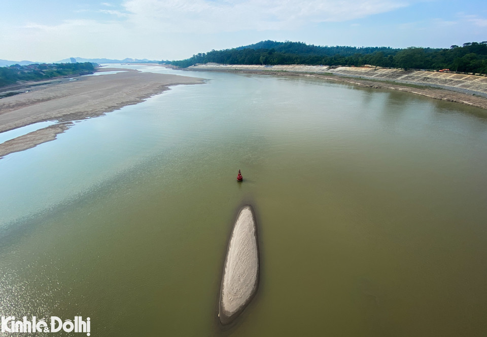 "Thường vào những ngày hè nắng nóng, người dân ven sông vào mỗi buổi chiều tắm sông, nhưng gần 1 tháng qua nước cạn nên không còn người tắm" - một người dân chia sẻ.