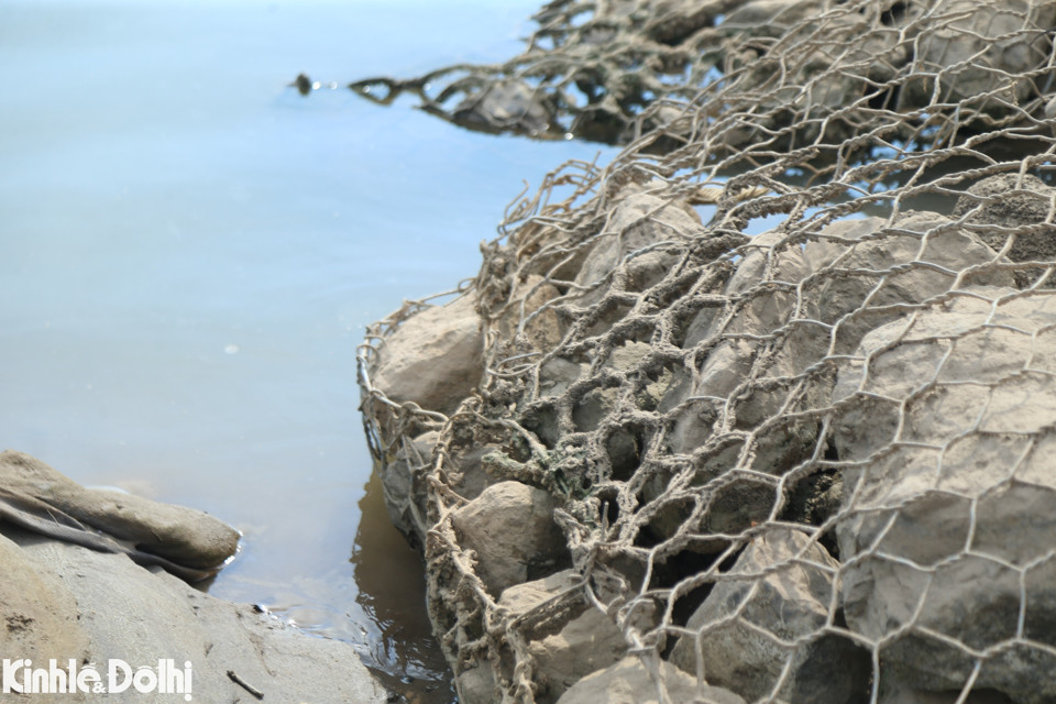 Hàng rào thép bọc đá kè bờ hở trơ khi nước sông Đà cạn. Theo Trung tâm Dự báo Khí tượng Thủy văn quốc gia nhận định trong một tuần tới lưu lượng dòng chảy trên sông Đà về hồ Hòa Bình tiếp tục giảm, thấp hơn trung bình nhiều năm cùng thời kỳ khoảng 81%.