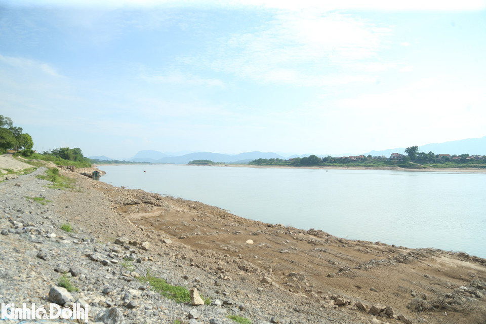 Hai bên bờ sông Đà mực nước xuống sâu.