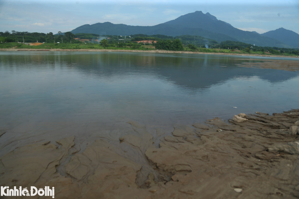 Nước sông Đà cạn cũng ảnh hưởng lớn đến việc vận hành, cung cấp điện và đời sống sản xuất, sinh hoạt của người dân.