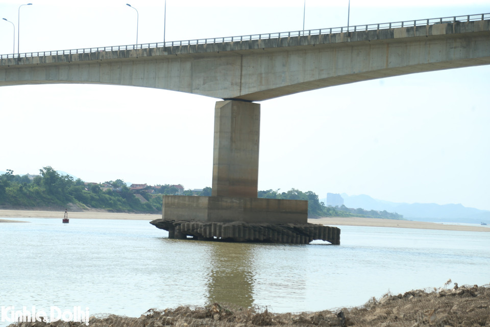 Cột trụ của cầu Đồng Quang hở trắng chân, mặt nước cách hàng chục mét so với mặt cầu.